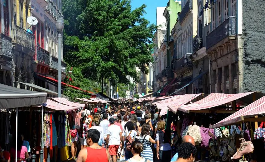 Descubra as 6 feiras livres imperdíveis no Rio de Janeiro, onde você encontrará produtos frescos, culinária local e uma experiência única de compras.